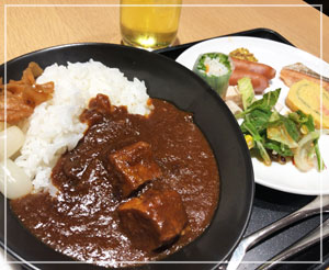 日本の国際線ラウンジはやっぱりJALが好き。カレーおいしー。