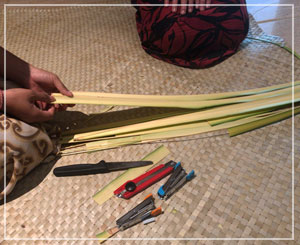 初めてのジャヌール作り。ナイフ一本でさくさく葉っぱを切っていきます。